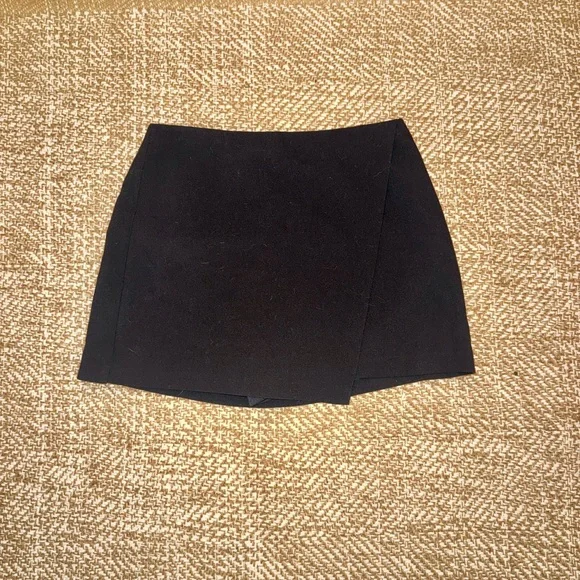 Abercrombie Black Mini Skort- Size Medium - Picture 6 of 10